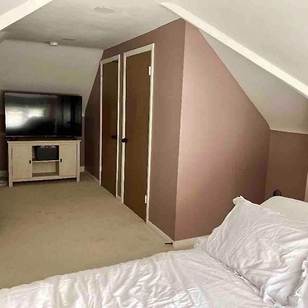 Elevated Entertainment Sleep Suite Cleveland Exteriör bild