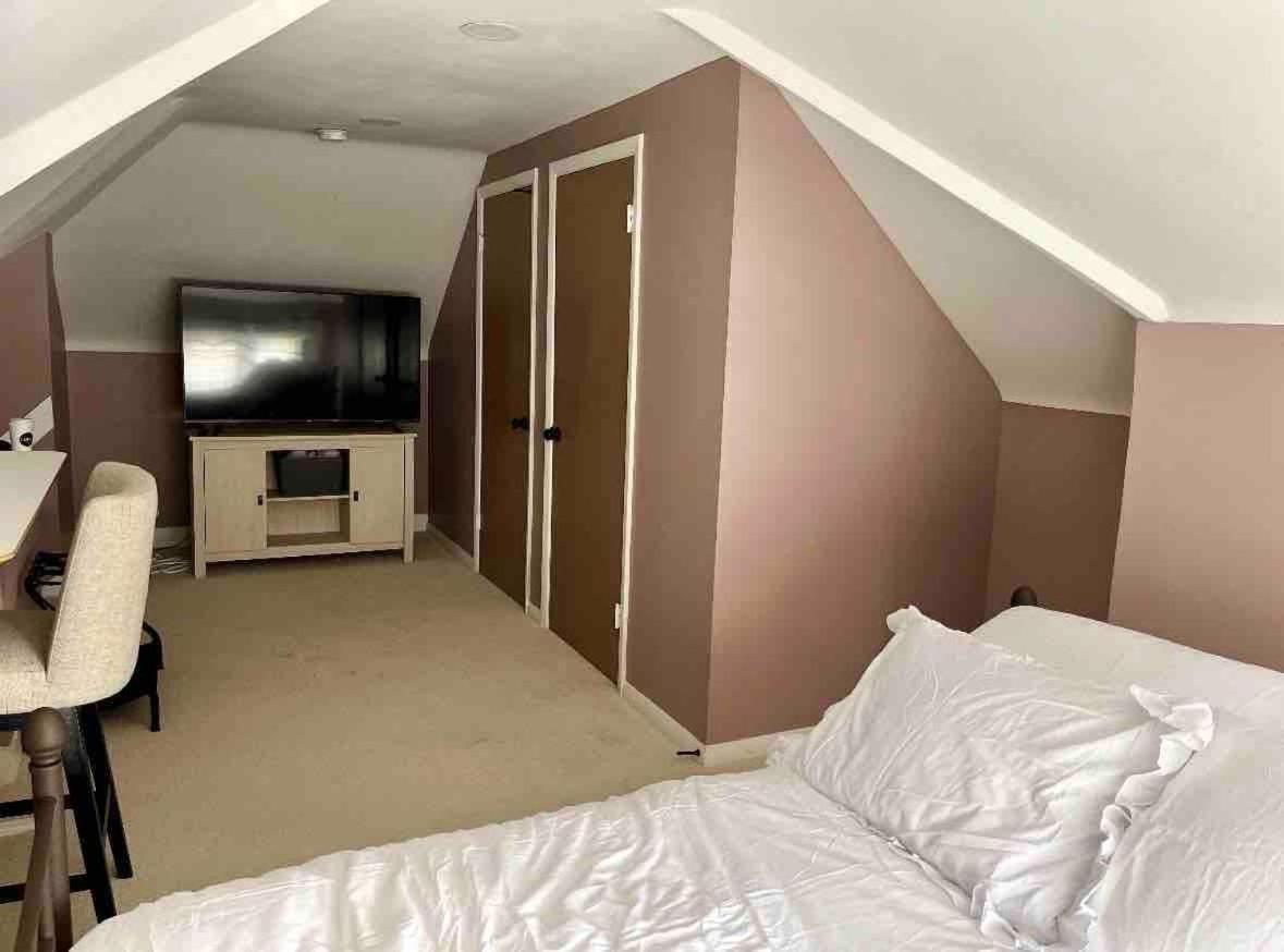 Elevated Entertainment Sleep Suite Cleveland Exteriör bild