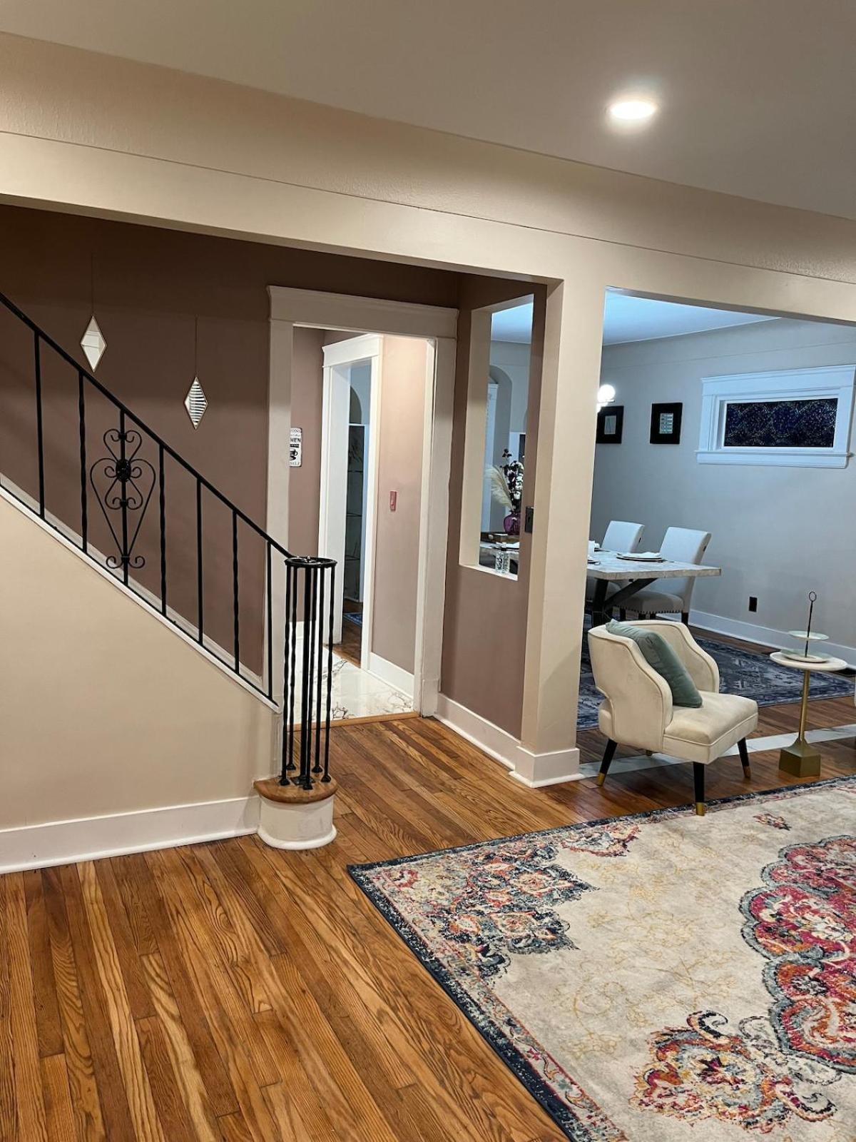 Elevated Entertainment Sleep Suite Cleveland Exteriör bild